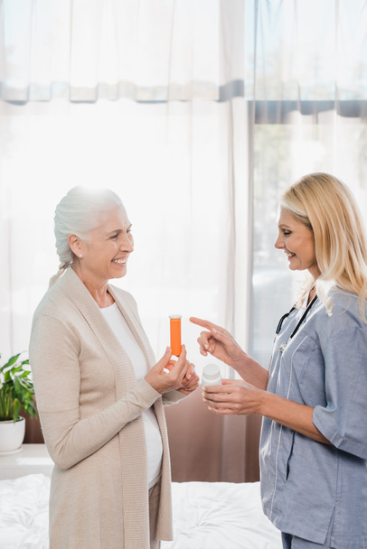 Sestra dávat lék na starší pacient - Fotografie, Obrázek