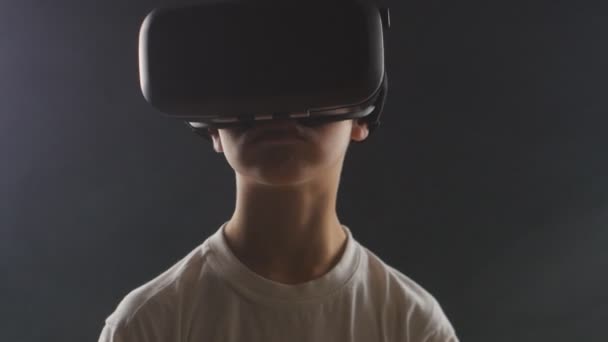 Junge bekommt Erfahrung im Umgang mit vr-Headset. Augmented-Reality-Gerät schafft virtuellen Raum für Smartphone-Anwendungen - Filmmaterial, Video