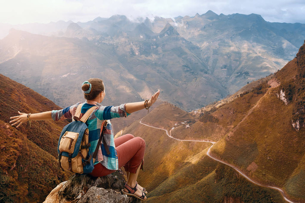 Turysta z plecakiem w górach z widokiem na góry. - Zdjęcie, obraz