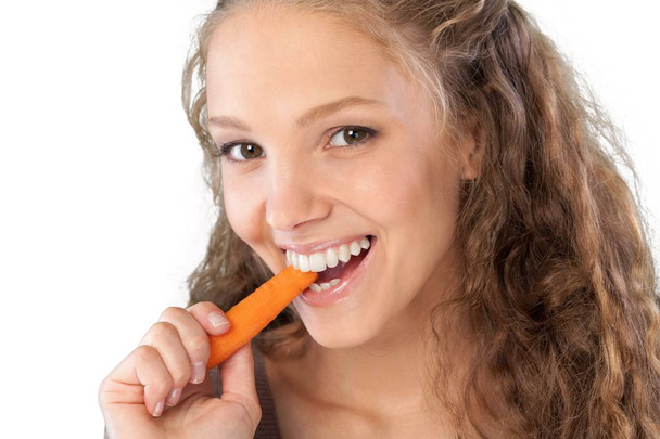 woman eating a carrot - Zdjęcie, obraz