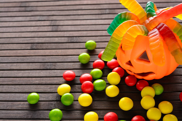 Cubo de calabaza de Halloween con dulces
 - Foto, Imagen
