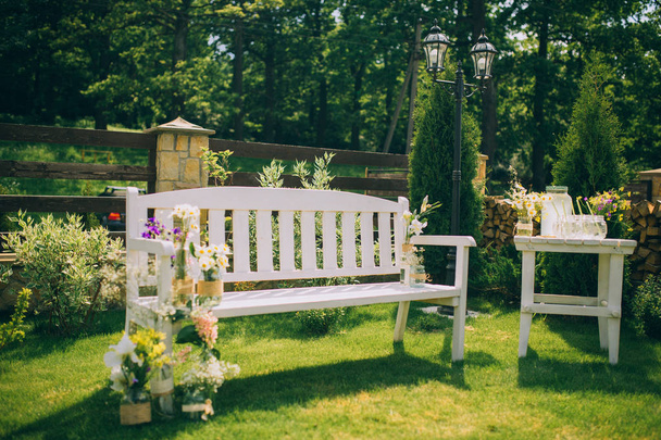 Útulný bílé lavičce na zahradě  - Fotografie, Obrázek