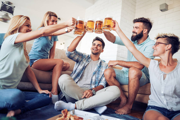 Amigos bebiendo cerveza en casa
 - Foto, imagen