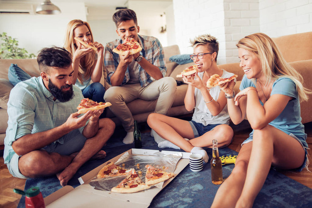 Freunde essen Pizza zu Hause - Foto, Bild