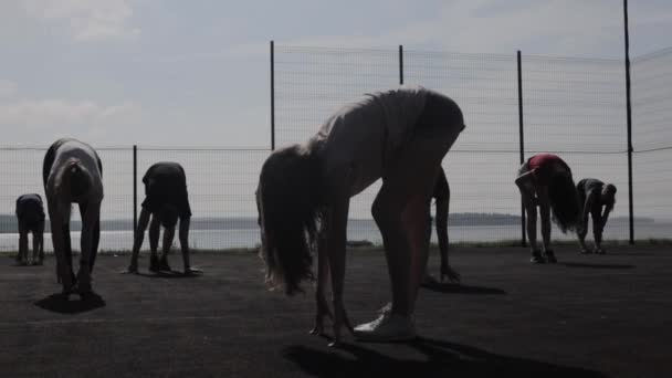 Csoport emberek a munkamenet edzés a lábak nyújtás - Felvétel, videó