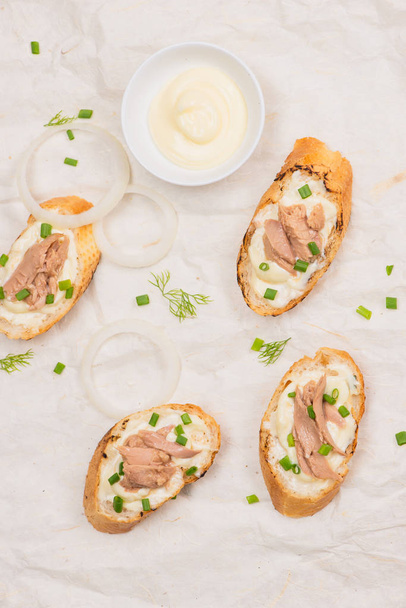 Bruschetta au thon et mayonnaise
. - Photo, image