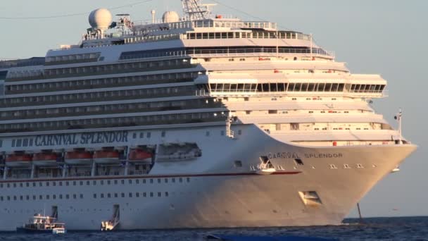 Великий круїзний корабель у морі
 - Кадри, відео