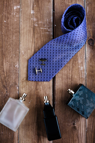 akcesoria mody dla mężczyzn. Perfumy z krawatem i mankiet - Zdjęcie, obraz
