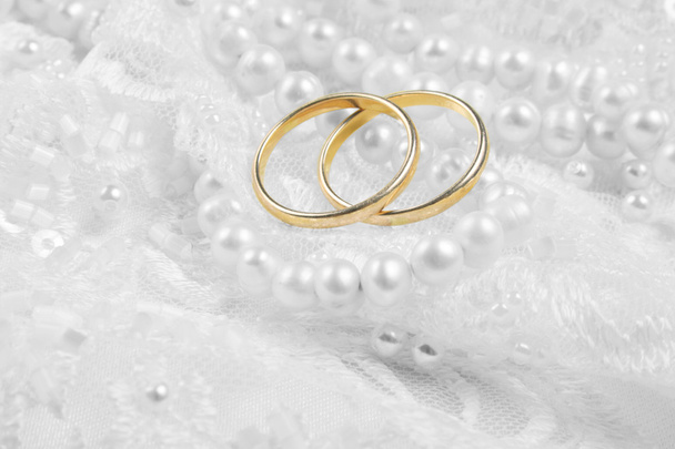 обручальные кольца на серебряном фоне
 - Фото, изображение