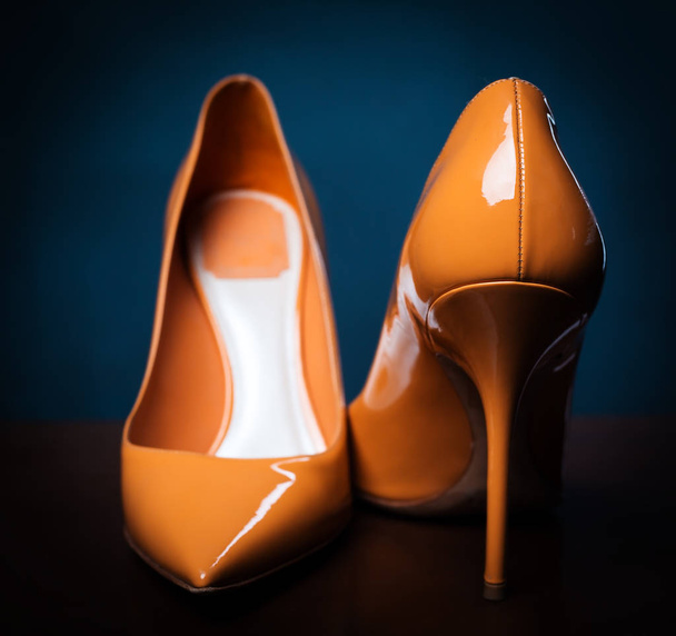 Παπούτσια γυναικεία πορτοκαλί ψηλά τακούνια  - Φωτογραφία, εικόνα