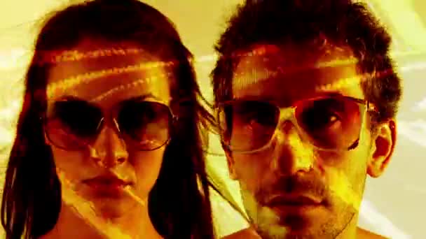 Detención de un hombre y una mujer que usan diferentes gafas de sol retro
 - Metraje, vídeo