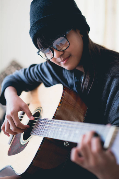 młoda dziewczyna gra gitara - Zdjęcie, obraz