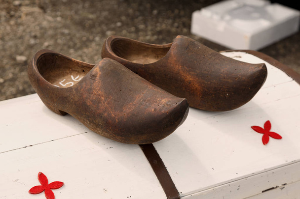 Chaussures traditionnelles néerlandaises en bois debout sur la poitrine. Marché aux puces d'Europe
. - Photo, image