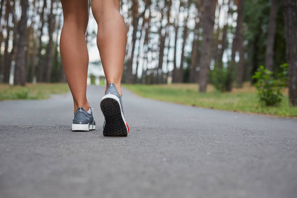 Nuori nainen juoksee ulkona puistossa
 - Valokuva, kuva