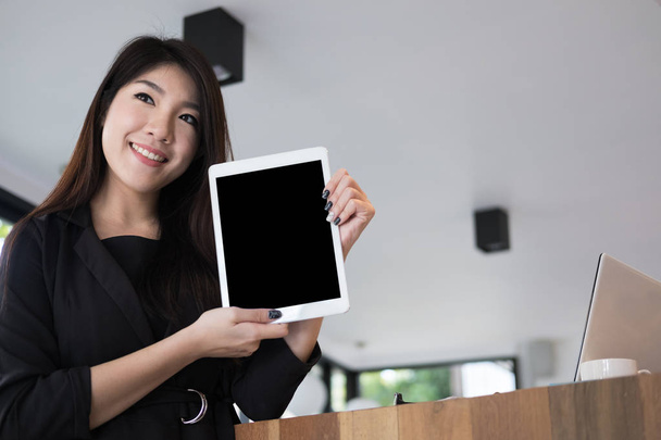 kobieta interesu przytrzymaj cyfrowy tablet w miejscu pracy. Młoda kobieta Pokaż - Zdjęcie, obraz