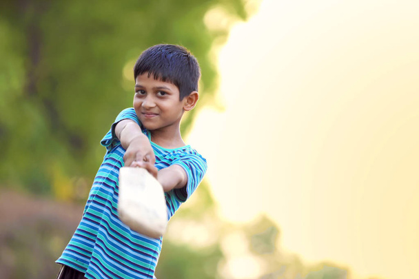 インド農村の子供演奏クリケット - 写真・画像