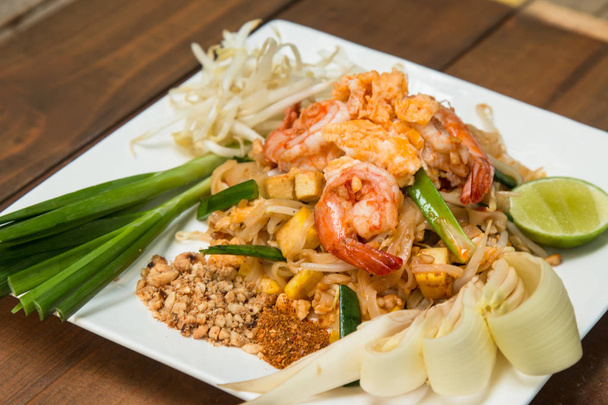 Thajské smažené nudle "Pad Thai" s krevetami nebo krevety - Fotografie, Obrázek