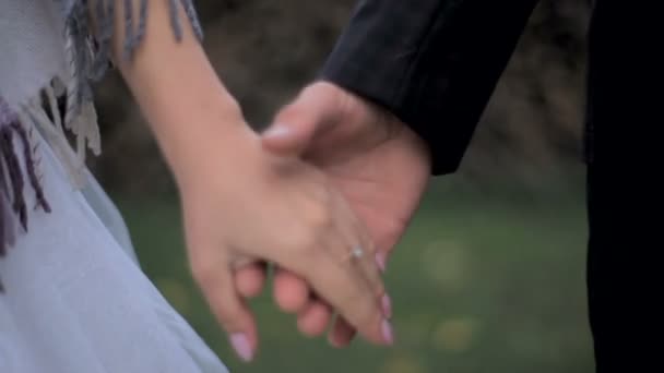 Νεόνυμφο ζευγάρι κρατιέται χέρι χέρι - Πλάνα, βίντεο