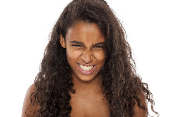 dühös sötét bőrű lány - Fotó, kép