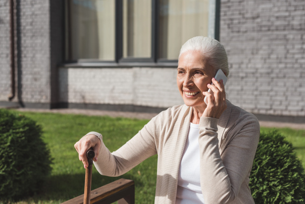 Femme âgée parlant sur smartphone
 - Photo, image