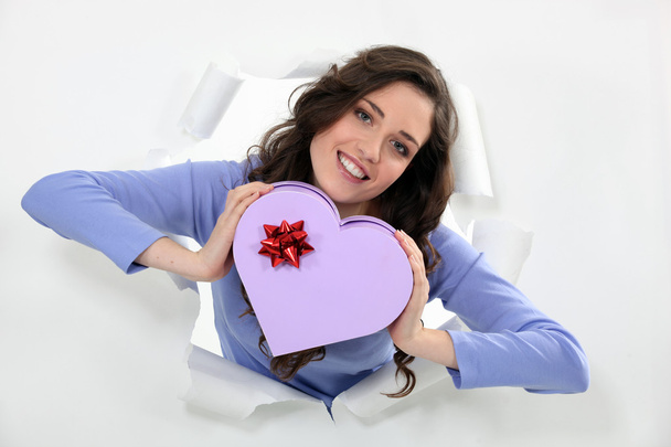 Woman holding a heart-shaped box - Foto, Bild