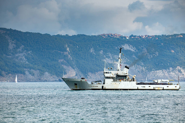 barco de guerra destructor en acción para barco de migrantes
 - Foto, imagen