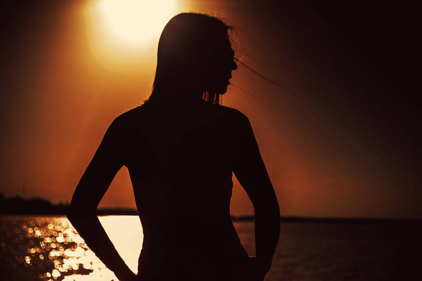 Gyönyörű fiatal nő ta naplemente - Fotó, kép