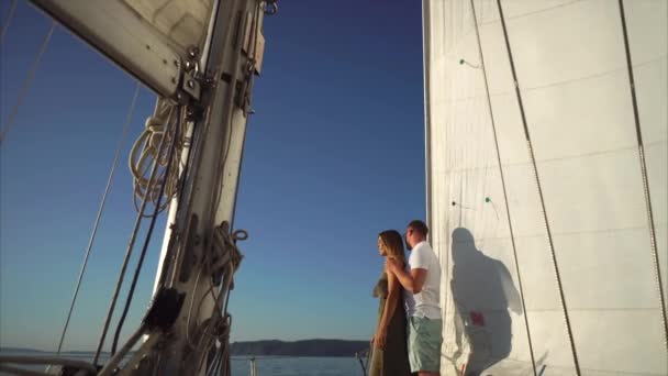 男と女は quitely ヨットに乗って夕日を見ています。. - 映像、動画