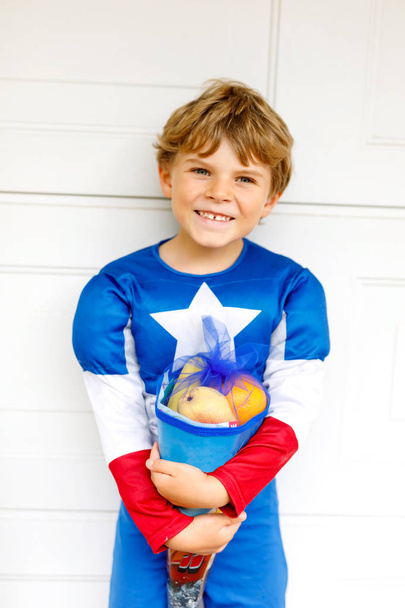 dítě chlapec s tradiční německou školní batoh v kostýmu superhrdiny - Fotografie, Obrázek