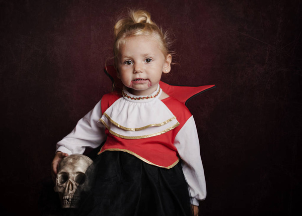 bebé en halloween sobre fondo rojo
 - Foto, Imagen