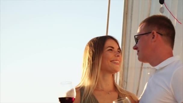 Mąż i żona są spędzających urlop jachtów żaglowych na i picie wina. - Materiał filmowy, wideo