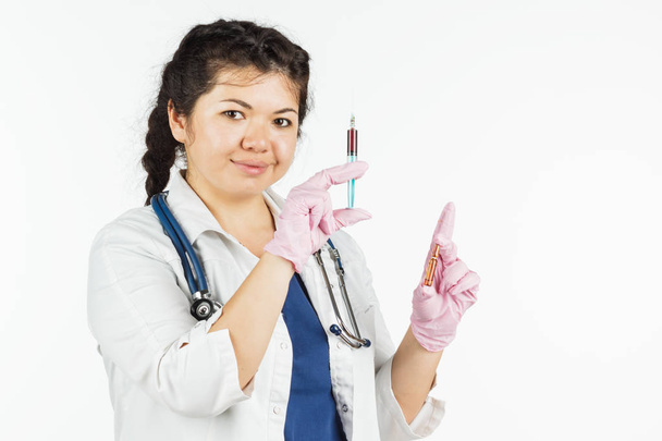 Médico con estetoscopio y jeringa sobre fondo blanco, Medical
 - Foto, Imagen