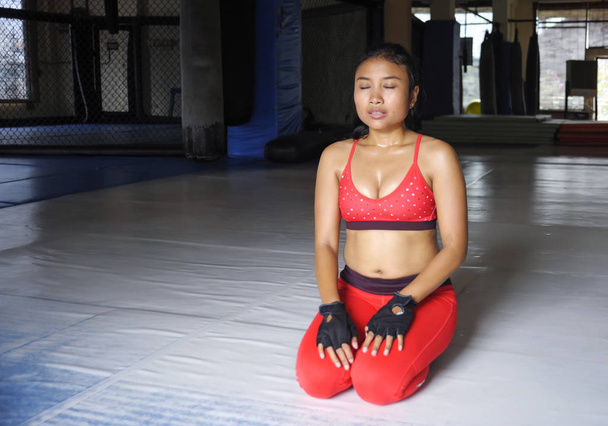 exausto suado asiático mulher no esporte roupas respirando e alongamento após o treino de fitness duro
  - Foto, Imagem
