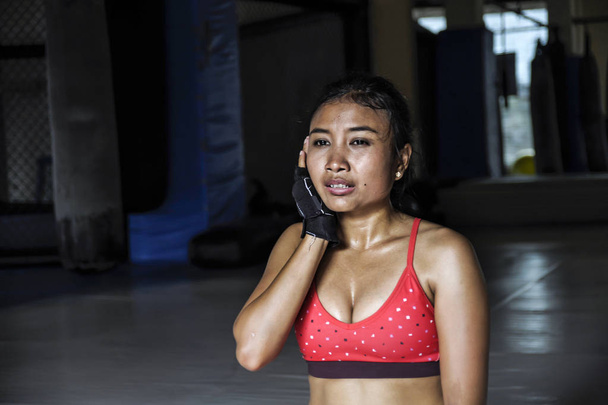 молодая измученная и уставшая потная азиатка в спортивной одежде после тяжелой тренировки вспотела
 - Фото, изображение