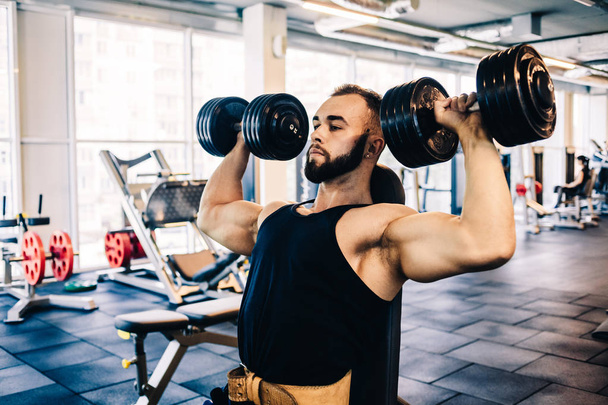 Muscular guy in the gym - Foto, Imagem