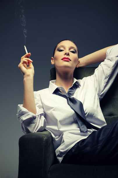 Femme sensuelle fumant une cigarette
 - Photo, image