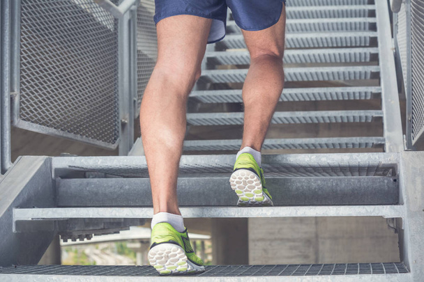Lähikuva miehen jalat lenkkarit juoksee ylös portaita. Urheilu
, - Valokuva, kuva