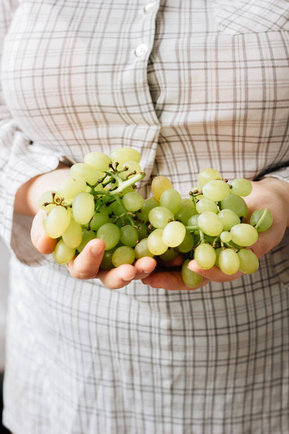 Woman holding grape fruits in her hands - Foto, afbeelding