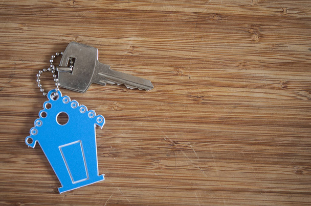Σπίτι-διαμορφωμένο κλειδί στο ξύλο - Φωτογραφία, εικόνα