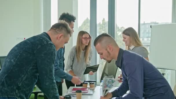 apretón de manos en la reunión de negocios Mostrando trabajo en equipo
 - Metraje, vídeo