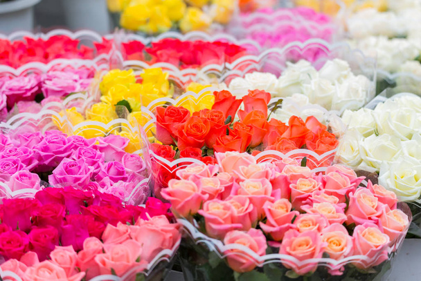Bouquets of different varieties of roses at a street market. Selling colorful flowers - Valokuva, kuva