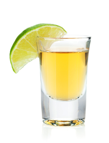 Schuss Gold-Tequila mit Limettenscheibe - Foto, Bild
