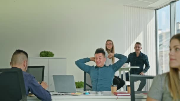 Empresario celebrando la victoria mirando al ordenador portátil
 - Imágenes, Vídeo