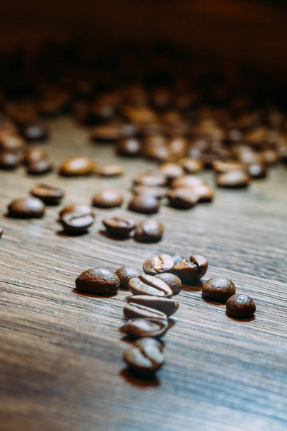               κόκκοι καφέ σε ξύλινο τραπέζι - Φωτογραφία, εικόνα
