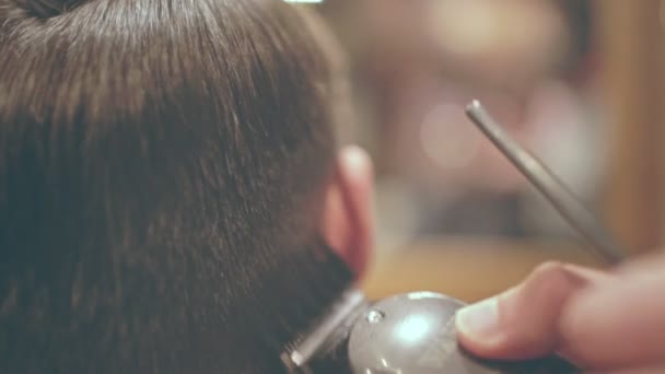 Friseur schneidet Haare. Männerhaarschnitt. Friseurfrisur. Männerfrisur - Filmmaterial, Video