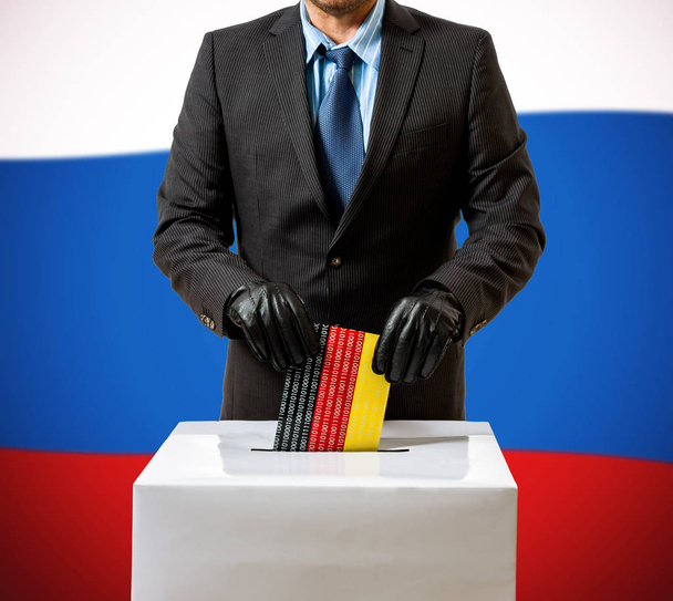 Ο άνθρωπος με το γάντι ρίχνει Γερμανική σημαία σε κιβώτιο φωνής - Φωτογραφία, εικόνα