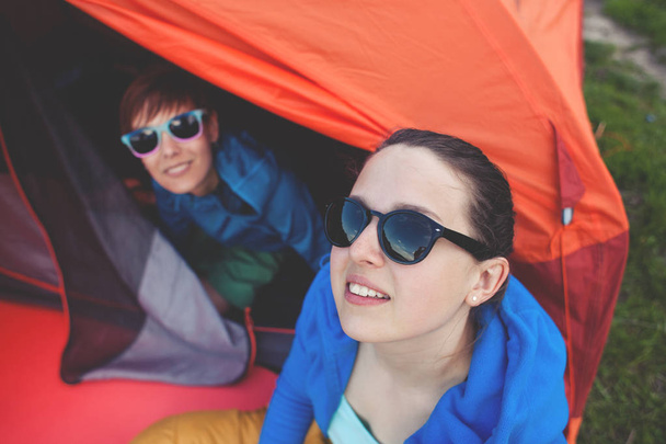 Tourists near the tent. - Fotoğraf, Görsel