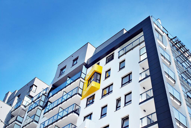 Moderne, luxe appartementengebouw tegen blauwe hemel - Foto, afbeelding