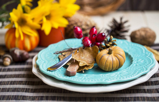 Decoração de mesa de Ação de Graças com talheres, pratos e um
 - Foto, Imagem