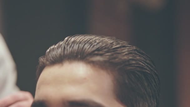 Człowiek, czesanie włosów. Fryzjer strzyżenie. Fryzjerskie. Salon fryzjerski Stylizacja włosów - Materiał filmowy, wideo